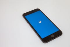 Москва/Россия - 19-ое февраля 2019: смартфон лежит на таблице с логотипом twitter на экране стоковые фото Москва/Россия - 19-ое февраля 2019: смартфон лежит на таблице с логотипом twitter на экране стоковые фото