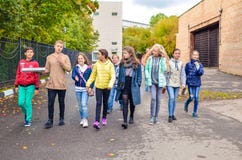 Москва, Россия, 23-ье сентября 2018 Группа в составе молодые мальчики и девушки говоря и идя вниз с дороги стоковое изображение rf Москва, Россия, 23-ье сентября 2018 Группа в составе молодые мальчики и девушки говоря и идя вниз с дороги стоковое изображение rf
