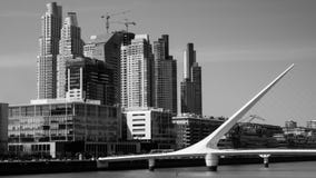Мост женщины Calatraba в Буэносе-Айрес, Puerto Madero, белый и черный стоковая фотография Мост женщины Calatraba в Буэносе-Айрес, Puerto Madero, белый и черный стоковая фотография