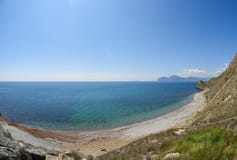 Морская вода Pebble Beach, кристально ясная стоковое изображение rf Морская вода Pebble Beach, кристально ясная стоковое изображение rf