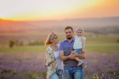 Маленькие девочки с собакой и falily играть в поле лаванды стоковые изображения Маленькие девочки с собакой и falily играть в поле лаванды стоковые изображения