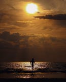 Мальчик на заходе солнца Область Gulf of Finland, Ленинград стоковые фото Мальчик на заходе солнца Область Gulf of Finland, Ленинград стоковые фото