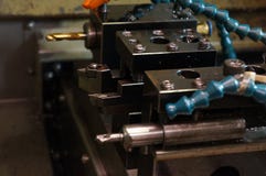Машина токарного станка CNC и режущие инструменты, вставки Процесс производства новейшей технологии стоковая фотография rf Машина токарного станка CNC и режущие инструменты, вставки Процесс производства новейшей технологии стоковая фотография rf