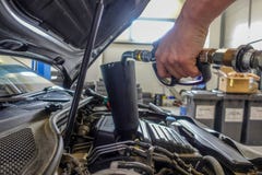 Машинное масло заполнено в двигатель автомобиля стоковые изображения Машинное масло заполнено в двигатель автомобиля стоковые изображения