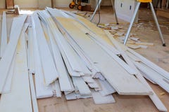 Материал для нижних конструкции, remodeling и реновации от двери и прессформы комнаты белых стоковые фотографии rf Материал для нижних конструкции, remodeling и реновации от двери и прессформы комнаты белых стоковые фотографии rf