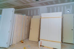 Материал для ремонтов в квартире под конструкцией, remodeling, отстраивать заново и реновации для нового дома дверь раньше стоковое изображение Материал для ремонтов в квартире под конструкцией, remodeling, отстраивать заново и реновации для нового дома дверь раньше стоковое изображение