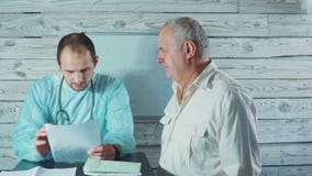 Медицина, здравоохранение и концепция людей - доктор смотрит терапию результатов и рекомендовать электрокардиограммы к senor акции видеоматериалы Медицина, здравоохранение и концепция людей - доктор смотрит терапию результатов и рекомендовать электрокардиограммы к senor акции видеоматериалы