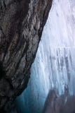 Между icefall и утесом стоковые фотографии rf Между icefall и утесом стоковые фотографии rf