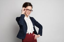 Милые усмехаясь стекла бизнес-леди нося стоковые изображения Милые усмехаясь стекла бизнес-леди нося стоковые изображения