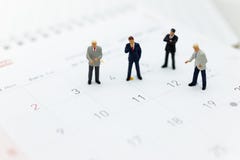 Миниатюрные люди: Положение бизнесмена на календаре для того чтобы установить дату для встречи Польза изображения для концепции д стоковые изображения rf Миниатюрные люди: Положение бизнесмена на календаре для того чтобы установить дату для встречи Польза изображения для концепции д стоковые изображения rf