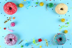 Минимальный состав в живых цветах с яркими donuts поливы стоковое фото Минимальный состав в живых цветах с яркими donuts поливы стоковое фото