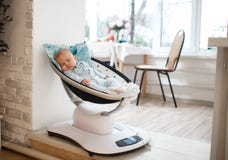 Младенец лежит в автоматическом carrycot в светлой комнате стоковые фото Младенец лежит в автоматическом carrycot в светлой комнате стоковые фото