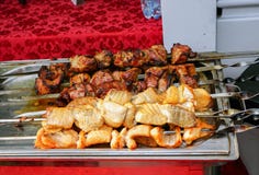 Мясо сваренное на гриле на подносе металла стоковые изображения Мясо сваренное на гриле на подносе металла стоковые изображения