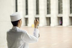 Мусульманский человек молит к Аллаху после делать Salat стоковая фотография Мусульманский человек молит к Аллаху после делать Salat стоковая фотография