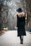 На открытом воздухе портрет романтичного, довольно элегантного дела длинн-с волосами женщины, наслаждаясь прогулкой через город стоковые изображения На открытом воздухе портрет романтичного, довольно элегантного дела длинн-с волосами женщины, наслаждаясь прогулкой через город стоковые изображения