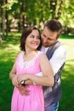 Наслаждающся временем траты семьи жизни совместно счастливым молодым совместно снаружи стоковые изображения rf Наслаждающся временем траты семьи жизни совместно счастливым молодым совместно снаружи стоковые изображения rf