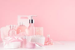 Нежная girlish одевая таблица с продуктами косметик - подняло масло, соль для принятия ванны, сливк, духи, полотенце хлопка, буты стоковое фото Нежная girlish одевая таблица с продуктами косметик - подняло масло, соль для принятия ванны, сливк, духи, полотенце хлопка, буты стоковое фото