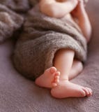 Нежные ноги младенца Нежная запачканная предпосылка ног и пяток newborn стоковое изображение Нежные ноги младенца Нежная запачканная предпосылка ног и пяток newborn стоковое изображение
