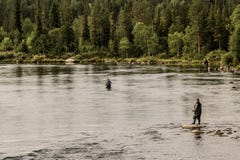 несколько рыболовов улавливают рыб в озере Imandra в Karelia стоковое фото rf несколько рыболовов улавливают рыб в озере Imandra в Karelia стоковое фото rf