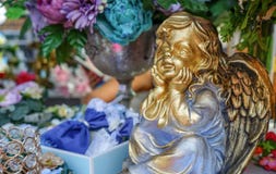 Позолоченная диаграмма ангела с крыльями стоковые фотографии rf Позолоченная диаграмма ангела с крыльями стоковые фотографии rf