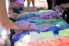 Покрашенная краска для фестиваля holi для продажи стоковое изображение Покрашенная краска для фестиваля holi для продажи стоковое изображение