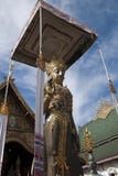 Положение попечителя виска на входе к Wat Ming Muang стоковые фотографии rf Положение попечителя виска на входе к Wat Ming Muang стоковые фотографии rf