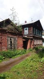 Получившийся отказ кирпич и деревянные дома в pishchita, расположенном в Ostashkov, регион Tver, Россия стоковые изображения Получившийся отказ кирпич и деревянные дома в pishchita, расположенном в Ostashkov, регион Tver, Россия стоковые изображения