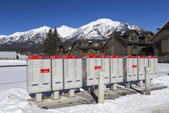 Почтовые ящики столба Канады красные гребут маленький город Canmore Альберту стоковые изображения Почтовые ящики столба Канады красные гребут маленький город Canmore Альберту стоковые изображения