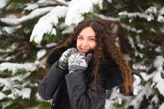 Портрет зимы внешний беременной женщины в модных одеждах стоковая фотография rf Портрет зимы внешний беременной женщины в модных одеждах стоковая фотография rf