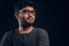 Портрет конца-вверх молодого индийского парня в eyewear и случайных одеждах смотря камеру в студии стоковая фотография rf Портрет конца-вверх молодого индийского парня в eyewear и случайных одеждах смотря камеру в студии стоковая фотография rf