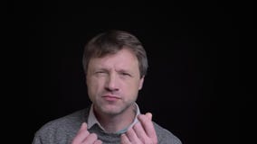 Портрет крупного плана взрослого кавказского человека dacing и имея потеха перед камерой с предпосылкой изолированной на черноте видеоматериал Портрет крупного плана взрослого кавказского человека dacing и имея потеха перед камерой с предпосылкой изолированной на черноте видеоматериал