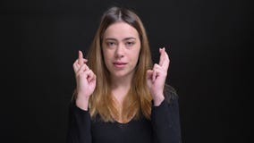 Портрет крупного плана молодой красивой кавказской женщины быть встревоженный и имея ее пальцы быть пересеченным в надежде смотря акции видеоматериалы Портрет крупного плана молодой красивой кавказской женщины быть встревоженный и имея ее пальцы быть пересеченным в надежде смотря акции видеоматериалы
