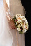 Портрет моды свадьбы молодых пар со славным boquet Жених и невеста в Риге, Латвии стоковая фотография Портрет моды свадьбы молодых пар со славным boquet Жених и невеста в Риге, Латвии стоковая фотография