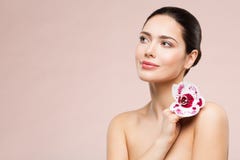 Портрет макияжа красоты женщины естественный с цветком на плече, красивой заботе кожи девушки и обработке стоковое изображение Портрет макияжа красоты женщины естественный с цветком на плече, красивой заботе кожи девушки и обработке стоковое изображение