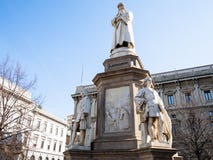 Памятник Леонардо Да Винчи в городе Милана стоковое фото rf Памятник Леонардо Да Винчи в городе Милана стоковое фото rf