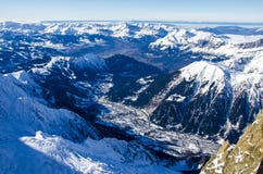 Панорамный вид Альп и французского городка Шамони-Mont-Blanc Все вокруг там саммиты Альп и утесов покрытых со снегом стоковая фотография Панорамный вид Альп и французского городка Шамони-Mont-Blanc Все вокруг там саммиты Альп и утесов покрытых со снегом стоковая фотография