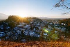 Панорамный вид с ландшафтом в старом заходе солнца Зальцбурга Monchsberg города стоковые фотографии rf Панорамный вид с ландшафтом в старом заходе солнца Зальцбурга Monchsberg города стоковые фотографии rf