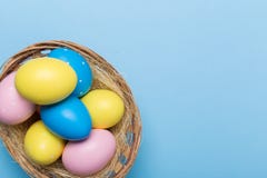 Пасхальные яйца Colorfull в гнезде на голубой предпосылке с космосом стоковая фотография Пасхальные яйца Colorfull в гнезде на голубой предпосылке с космосом стоковая фотография