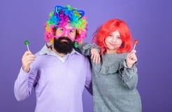 Парик носки отца и девушки человека бородатый красочный пока съешьте конфету леденца на палочке Отец вещи любя сделать для детей стоковые фото Парик носки отца и девушки человека бородатый красочный пока съешьте конфету леденца на палочке Отец вещи любя сделать для детей стоковые фото