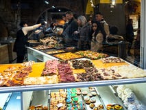 Пекарня с местным фаст-фудом в итальянском городе Бергаме стоковая фотография rf Пекарня с местным фаст-фудом в итальянском городе Бергаме стоковая фотография rf