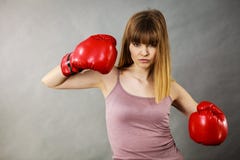 перчатки бокса смотря серьезную нося женщину стоковые изображения перчатки бокса смотря серьезную нося женщину стоковые изображения