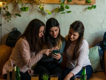 Пиво счастливой группы друзей выпивая и смотреть чернь на бар-ресторане винзавода стоковые фотографии rf Пиво счастливой группы друзей выпивая и смотреть чернь на бар-ресторане винзавода стоковые фотографии rf