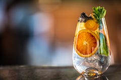 Плод тонического cocktailwith джина свежий тропический на счетчике бара в щенке или ресторане стоковые изображения Плод тонического cocktailwith джина свежий тропический на счетчике бара в щенке или ресторане стоковые изображения