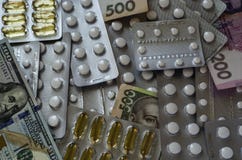 Планшеты и деньги распространили вне хаотично стоковые фото Планшеты и деньги распространили вне хаотично стоковые фото