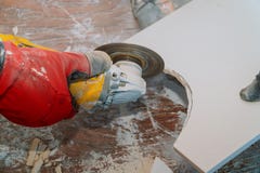 Плитка вырезывания работника человека профессиональная с круглой пилой электрической стоковые фото Плитка вырезывания работника человека профессиональная с круглой пилой электрической стоковые фото