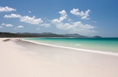 Пляж Whitehaven с людьми идя в расстояние в Whitsundays в Австралии стоковое фото rf Пляж Whitehaven с людьми идя в расстояние в Whitsundays в Австралии стоковое фото rf