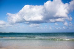 Пляж с белым песком, море бирюзы на голубом небе с белой предпосылкой облаков стоковое изображение Пляж с белым песком, море бирюзы на голубом небе с белой предпосылкой облаков стоковое изображение