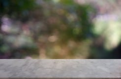 Пустая таблица marblestone перед абстрактным запачканным зеленым цветом предпосылки света сада и природы Для дисплея продукта мон стоковая фотография rf Пустая таблица marblestone перед абстрактным запачканным зеленым цветом предпосылки света сада и природы Для дисплея продукта мон стоковая фотография rf