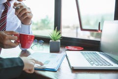 Процесс работы команды молодой экипаж коммерческих директоров работая с новым startup проектом labtop на деревянной таблице, печа стоковые изображения Процесс работы команды молодой экипаж коммерческих директоров работая с новым startup проектом labtop на деревянной таблице, печа стоковые изображения