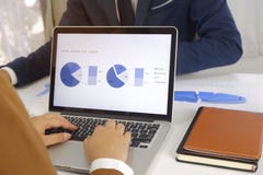 Предприниматели встречая идею дизайна, профессиональный инвестора работая в офисе для проекта начала вверх нового стоковое изображение rf Предприниматели встречая идею дизайна, профессиональный инвестора работая в офисе для проекта начала вверх нового стоковое изображение rf